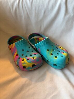 CROCS Kids Turquoise Tie-Dye Clogs with Pink and Yellow Swirls